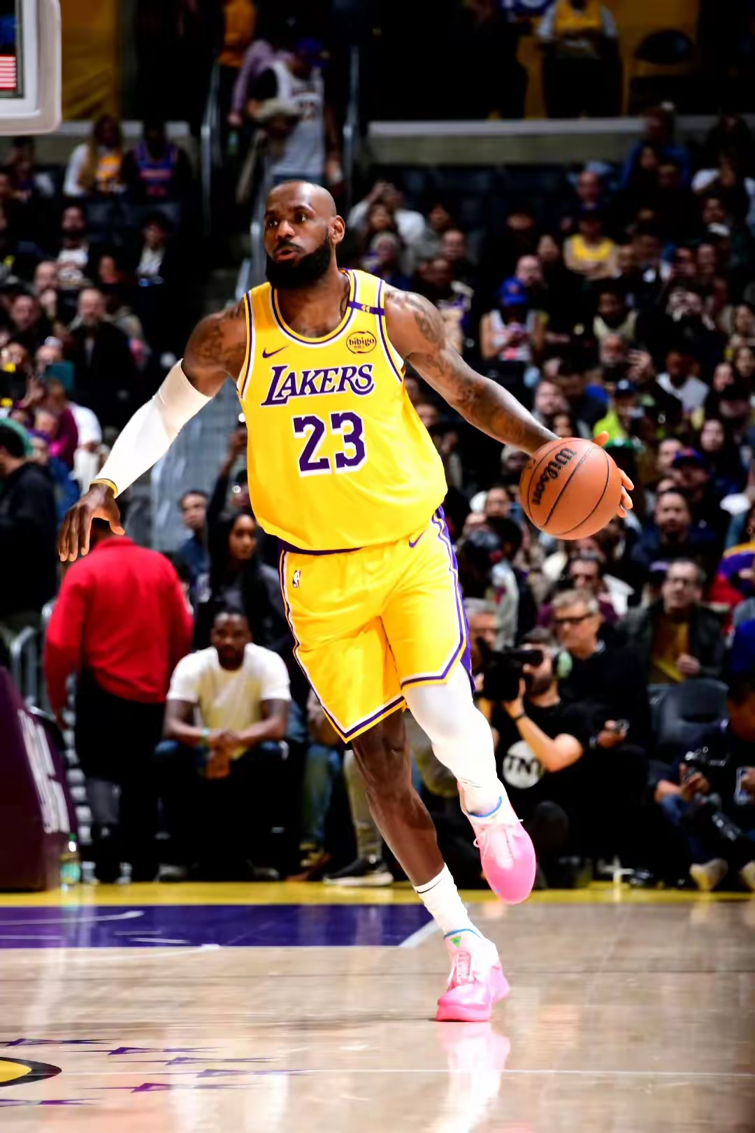 篮球明星詹姆斯连续发挥出色,带领球队取胜,引发热议的简单介绍 篮球明星詹姆斯连续发挥出色,带领球队取胜,引发热议的简单介绍